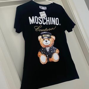 Moschino T shirt
never worn still in tag
Size S
